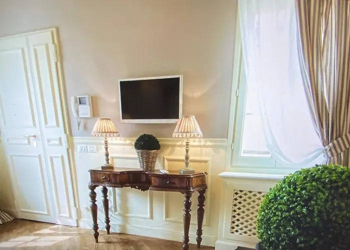 Signoria Elegant With View - Daily Refresh Available *